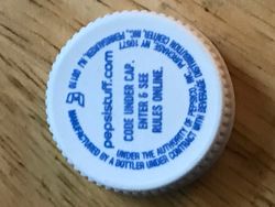 「펩시 스터프」 캠페인은 여러 차례 진행되었다. 사진은 2018년 당시의 페트병뚜껑. 「(포인트 획득용) 코드는 뚜껑 뒷면입니다. 입력 및 규칙 확인은 온라인에서.」라고 적혀있다.