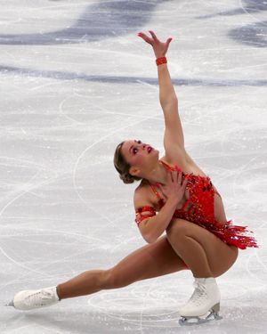 헨드릭스가 브로큰 레그 싯 스핀을 선보이는 모습, 2024년 세계 선수권 대회 쇼트 프로그램