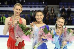 2010 세계 주니어 선수권 대회 시상대에 선 무라카미