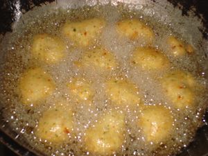 메두 바다를 기름에 튀기는 모습