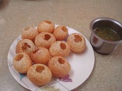 파니 푸리. 구멍에 국물을 붓는 모습