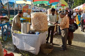 인도 콜카타의 파니 푸리 노점상