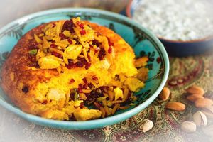 타친 또는 페르시아식 구운 사프란 쌀떡. 바베리, 아몬드, 피스타치오 조각으로 장식함