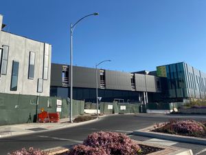 에퀴닉스의 실리콘밸리 데이터 센터 캠퍼스, 캘리포니아주 산호세에 위치하며, 산타 테레사 지구에 있다.