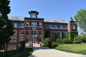 스미스 홀은 철학과 종교학부를 수용하고 있습니다.