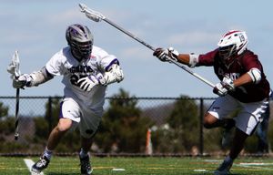 크루세이더스 남자 라크로스 팀이 2015년 콜게이트 레이더스와 경기를 하고 있다