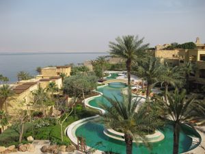 요르단 당국이 코로나19 감염 의심자를 격리하기 위해 사용한 사해 리조트