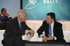 2009년 4월 29일 바르샤바에서 열린 유럽 국민당(EPP) 회의에서 조제 마누엘 바호주 유럽 위원회 위원장과 함께 있는 푀테링