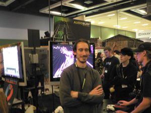 딜런 피터러는 2008년 PAX에서 게임 부스 앞에서 오디오서프의 제작자이다.