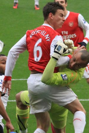 2010년 11월 북런던 더비에서 아스널 수비수 로랑 코시엘니와 충돌하는 고메스