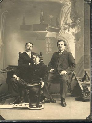 미하일 마튜신, 카지미르 말레비치, 알렉세이 크루초니흐 등 '제1회 전 러시아 미래파 시인 회의' 참석자들