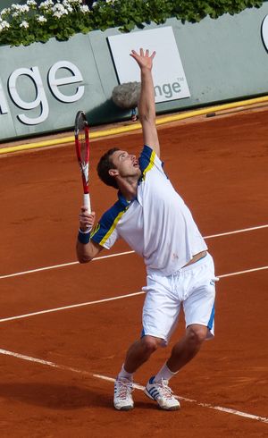 굴비스는 강력한 서브와 함께 공격적인 베이스라인 게임을 펼친다.