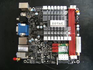 방열판만으로 열 처리가 가능한 CPU와 그래픽 카드가 세트로 구성된 소형 마더보드