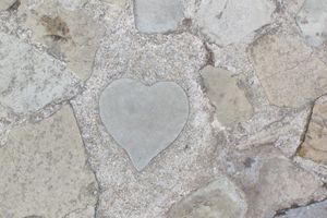 하트 모양의 포장석 중 하나