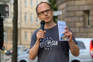 2022년 KlimaAfterWork 행사에서 연설하는 Ecosia의 최고 운영 책임자 볼프강 욀스