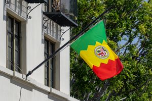 역사적인 유진 비스카이루즈 빌딩 외부에 걸린 로스앤젤레스의 기