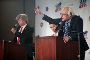 제임스 아도미안(오른쪽)이 버니 샌더스 역으로, 앤서니 아타마니우크가 도널드 트럼프 역을 맡아 캘리포니아주 패서디나에서 열린 폴리티콘에서 공연하고 있다.