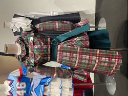 롯폰기 뮤지엄에서 열린 히나타자카46 전시회 "WE R!"에서 전시된 "케야키자카46 '달려가는 순간' 투어 2018" 오프닝 의상 (2024년 5월 13일 촬영)