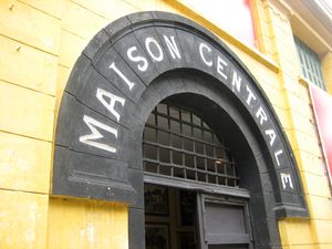 호아로 정문 위에 프랑스어로 쓰여진 매종 센트랄르(Maison Centrale)