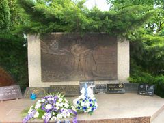 경기장에 세워진 위령비