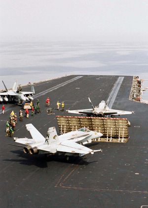 2003년 USS 에이브러햄 링컨에서 다른 F/A-18 호넷의 배기가스로부터 보호하기 위해 유압식으로 올려진 제트 화염 반사판