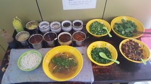 중국 식당에서 쇠고기 미시안과 조미료. 육수에는 국화가 포함되어 있다.