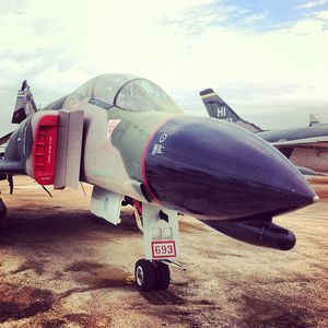 F-4 팬텀의 노즈 아래에 있는 AN/AAA-4 IRST