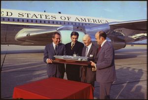 리처드 닉슨 대통령, 존 워너 해군 장관, 멜빈 레이어드 국방부 장관이 1973년 11월 18일 빈슨 하원 의원(왼쪽에서 세 번째)에게 그의 이름을 딴 군함의 모형을 증정하고 있다.