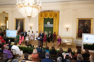 2024년 국제 용기 있는 여성상 수상자: (뒷줄) 아즈나 유시치, 리나 고노이, 파투 발데, 라바 엘 하이마, 베나프샤 야쿠비, 파우지아 카림 피로제, 볼하 하르부노바, 아가터 아투하이레. (앞줄) 파리바 발루치, 파티마 코로조, 베나프샤 야쿠비