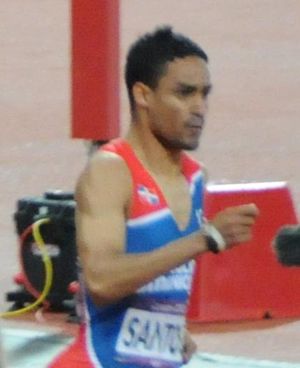 산토스가 400m 올림픽 결승전에서 달리고 있다.