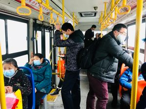 2020년 1월 23일, 후베이성 버스에 탑승한 대부분의 사람들이 마스크를 착용하고 있다.