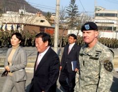 춘천시장 유종수, 왼쪽에서 두 번째, 제2보병사단 사령관 조지 A. 히긴스 소장, 오른쪽, 캠프 페이지 폐쇄 기념식에 참석했다.