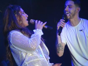 파파리주가 2018년 여름 투어에서 아나스타시오스 람모스와 함께 공연하고 있다.