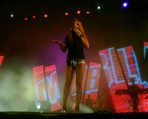 파파리주가 2008년 8월 28일 그리스 라미아에서 Arhizei To Party 투어의 일환으로 Vrisko To Logo Na Zo의 곡을 공연하고 있다.