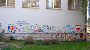 폴란드 필쉬츠의 초등학교 건물에 있는 에라스뮈스+ 프로그램 참여를 기념하는 낙서