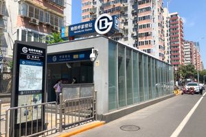 후자러우역 D출구