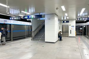 10호선 승강장 동쪽 끝 추가계단