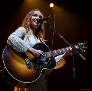 2015년 텍사스주 오스틴에서 라이브 공연 중인 데이