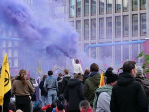 시위대는 인지도를 높이기 위해 거리나 건물 봉쇄를 사용한다.