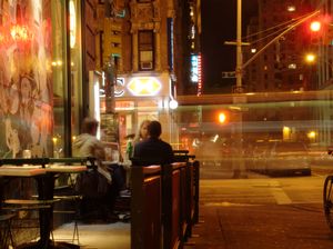 2011년 밤의 이스트 빌리지 보도, 베셀카 근처. 벌레인의 야행성 가사와 지리적 언급은 평론가들이 Marquee Moon을 뉴욕시 이웃과 연관시키도록 이끌었다.