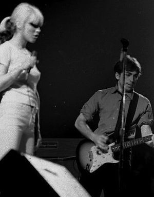 앨범 홍보를 위해 텔레비전은 블론디와 함께 영국 투어를 했다.(1977년 블론디의 멤버 데비 해리와 크리스 스타인의 사진)