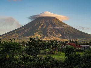 렌즈운이 필리핀 마욘 산의 정상 분화구를 덮고 있다.