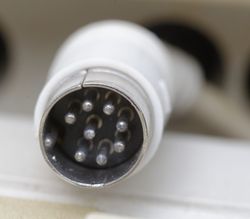 탠디 1000 키보드용 8핀 DIN 커넥터