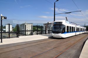 슈타트반 글라탈 전용 노선에서 VBG 도색의 봄바디어 코브라 저상 트램