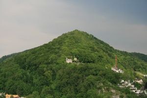 라게른 산과 샤르텐펠스 성; 산의 일부만 베팅엔에 위치