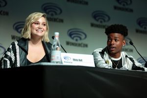 올리비아 홀트와 오브리 조셉 (2018년 원더콘)