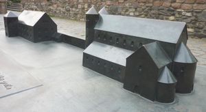 9세기 살바토르 교회가 있는 프랑크푸르트의 왕실 팔츠 모형. 배경은 8세기부터 11세기까지 사용된 본관.