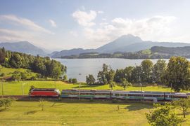 루체른 호수(배경의 필라투스 산)를 따라 운행하는 NPZ 제어 객차(여기서는 중간 객차로 사용)와 레비보 객차를 갖춘 Re 446 기관차