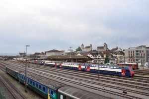 라퍼스빌역 지역, 라퍼스빌 성과 오른쪽에 있는 성 요한 교회, 지담과 배경(왼쪽)의 기차역 건물