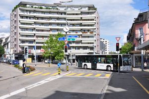 슈나이더 버스가 시티플라츠를 지나가고 있다